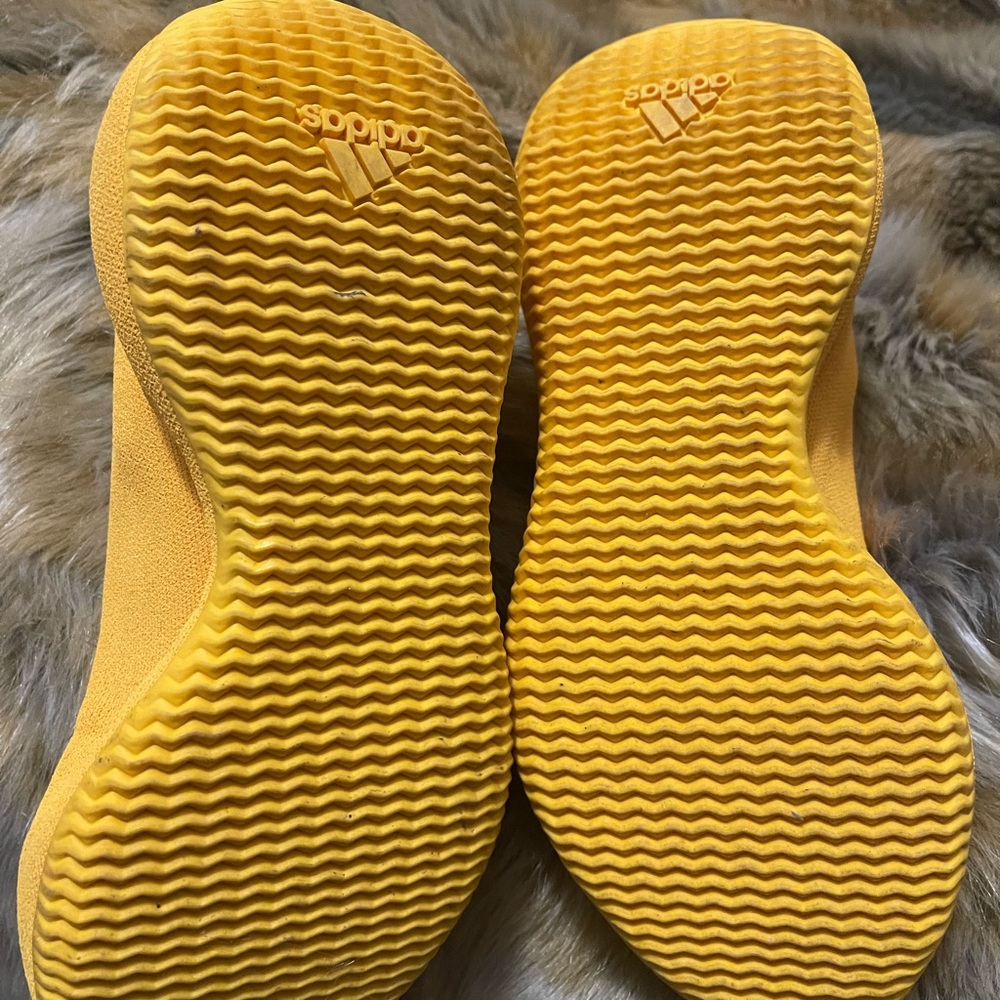 Yeezy Sneakers View 4